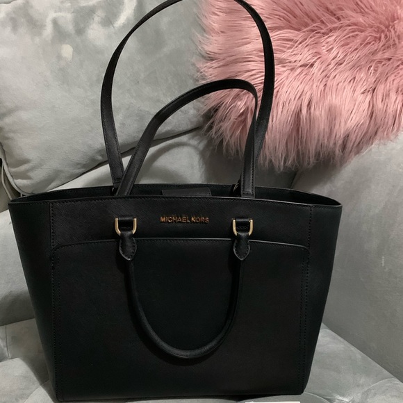 Michael kors authentic handbag - Picture 2 of 8